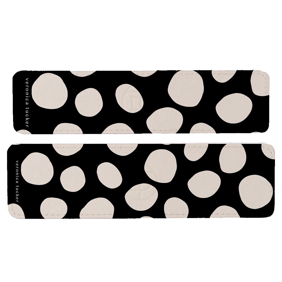 Pebbles Noir Power Adapter Skin - Image 3